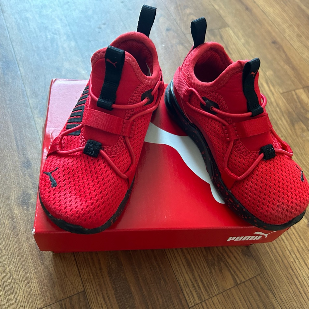 Puma shoes red and black size 7 good condition